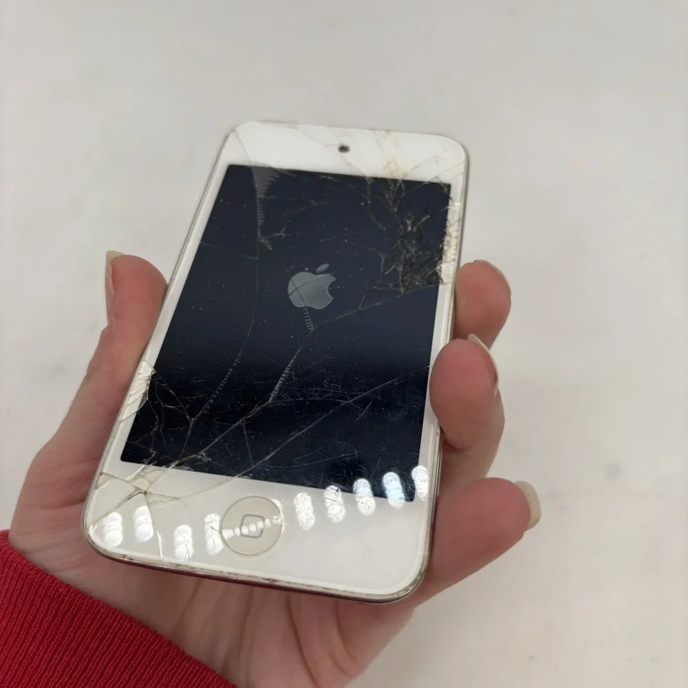 Apple iPod Touch 2nd Gen MP3 Player Silver Touchscreen Wi-Fi Working